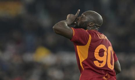 Penyerang AS Roma Romelu Lukaku merayakan golnya ke gawang Cremonese dalam lanjutan Coppa Italia di Stadion Olimpico, Roma, Kamis (4/1/2024) dini hari WIB.