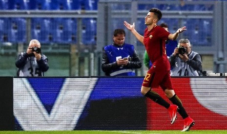 Penyerang AS Roma Stephan El Shaarawy merayakan golnya ke gawang Bologna, Ahad (29/10) dini hari WIB.