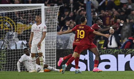 Penyerang AS Roma Tammy Abraham (kanan) merayakan golnya ke gawang AC Milan dalam laga lanjutan Serie A Liga Italia.