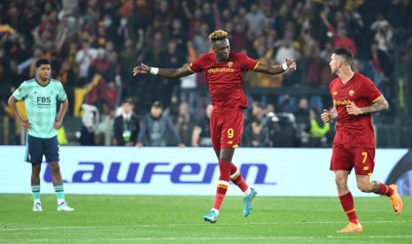 Penyerang AS Roma Tammy Abraham (tengah) merayakan golnya ke gawang Leicester City pada final Liga Konferensi Eropa.