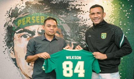 Penyerang asing Persebaya Jose Wilkson (kanan).