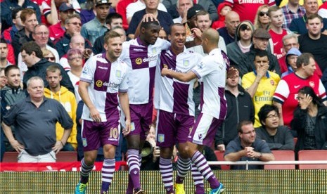 Penyerang Aston Villa, Christian Benteke (dua kiri), merayakan golnya bersama rekan setim saat menghadapi Arsenal di laga Liga Primer Inggris di Stadion Emirates, London, Sabtu (17/8). 