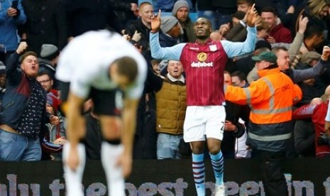 Penyerang Aston Villa Christian Benteke (kanan) merayakan golnya ke gawang Manchester United, Sabtu (20/12).