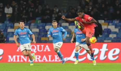 Penyerang Atalanta Duvan Zapata (kanan) beraksi saat melawan Napoli dalam pertandingan Serie A Liga Italia di Stadion Diego Armando Maradona, Ahad (5/12) dini hari WIB. 