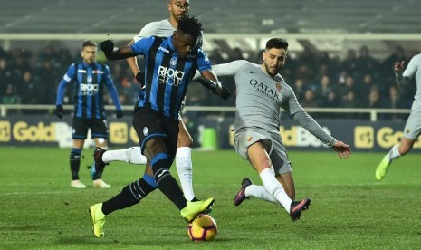 Penyerang Atalanta Duvan Zapata (kiri) sebelum menjebol gawang AS Roma.