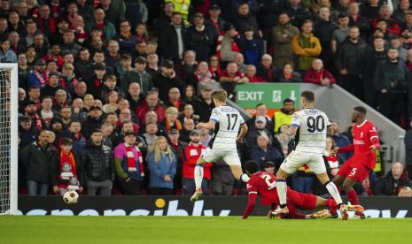 Penyerang Atalanta Gianluca Scamacca (kedua kanan) menjebol gawang Liverpool dalam pertandingan leg pertama perempat final Liga Europa di Anfield, Jumat (13/4/2024) dini hari WIB.