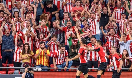 Penyerang Athletic Bilbao Aritz Aduriz merayakan golnya ke gawang Barcelona.