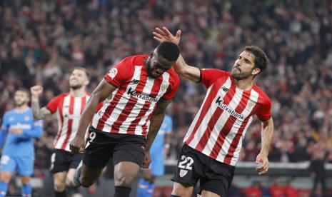 Penyerang Athletic Bilbao Inaki Williams (kiri) berselebrasi seusai mencetak gol ke gawang Atletico Madrid.