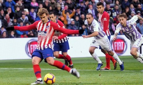 Penyerang Atletico Madrid Antoine Griezmann menendang penalti.