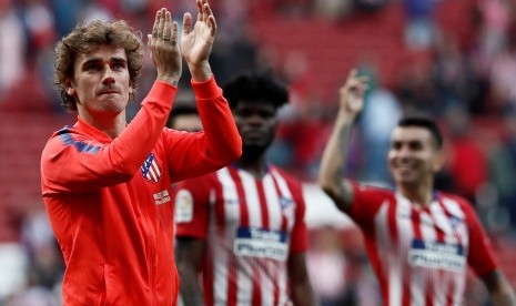 Penyerang Atletico Madrid Antoine Griezmann merayakan kemenangan timnya atas CD Leganes di Stadion Wanda Metropolitano, Madrid, Spanyol, Sabtu (9/3). 