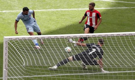 Penyerang Atletico Madrid Diego Costa saat menjebol gawang Athletic Bilbao dalam pertandingan La Liga Spanyol di Stadion San Mames, Bilbao, Ahad (14/6).