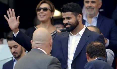 Penyerang Atletico Madrid Diego Costa (tengah) menyaksikan pertandingan La Liga antara Atletico dan Sevilla di Stadion Wanda Metropolitano, Madrid, Spanyol, 23 September 2017. 