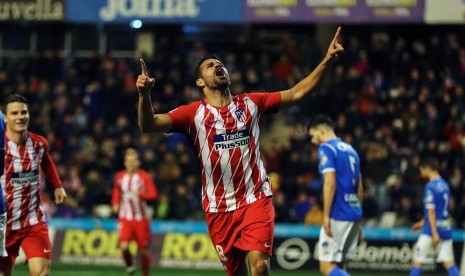 Penyerang Atletico Madrid Diego Costa (tengah) merayakan gol ke gawang Lleida pada leg pertama babak 16 besar Piala Raja di Stadion Camp D'esports, Lleida, Spanyol, Kamis (4/1) dini hari WIB. 