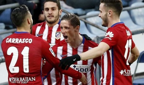 Penyerang Atletico Madrid Fernando Torres (tengah) merayakan golnya ke gawang Getafe bersama rekan-rekannya.