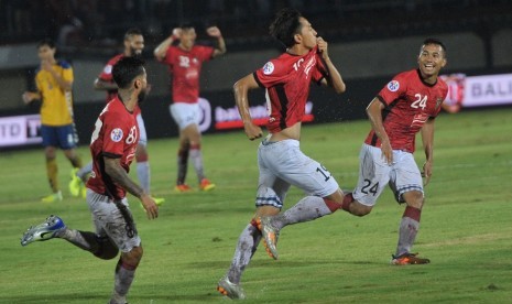 Penyerang Bali United Hanis Saghara (kedua kanan) berselebrasi bersama rekan-rekannya setelah membobol gawang Tampines Rovers Singapura dalam pertandingan prakualifikasi pertama Liga Champions Asia 2018, di Stadion Dipta, Gianyar, Bali, Selasa (16/1). Bali United menang dengan skor 3-1. 