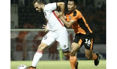 Penyerang Bali United Ilija Spasojevic (kiri) saat berlaga menghadapi Chiangrai United di prakualifikasi Liga Champions Asia.