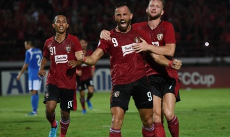 Striker Bali United Ilija Spasojevic (tengah) saat sedang merayakan gol.