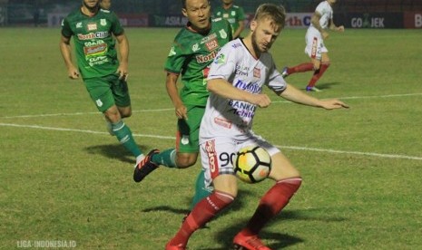 Penyerang Bali United Melvin Platje (putih) dijaga pemain PSMS.