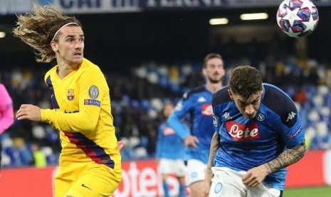 Penyerang Barcelona Antoine Griezmann (kiri) saat melawan Napoli.