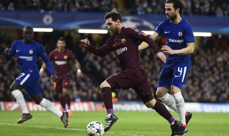 Penyerang Barcelona Lionel Messi (kedua kanan) menggiring bola melewati gelandang Chelsea Cesc Fabregas.