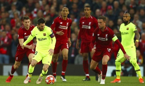 Penyerang Barcelona Lionel Messi (kedua kiri) menggiring bola dijaga kapten Liverpool Jordan Henderson.