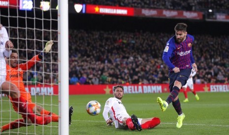 Penyerang Barcelona Lionel Messi melepaskan tendangan ke gawang Sevilla.