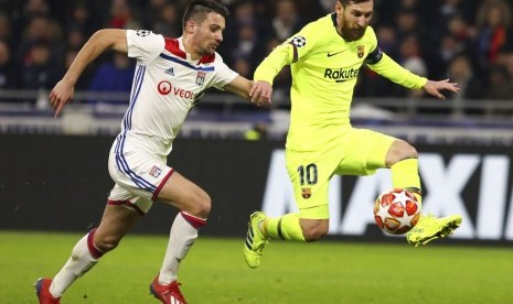 Penyerang Barcelona Lionel Messi membawa bola.