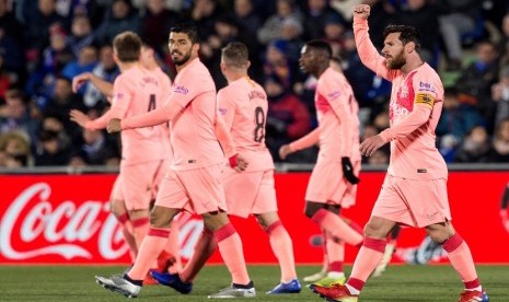 Penyerang Barcelona Lionel Messi mengepalkan tangan untuk merayakan gol ke gawang Getafe, di stadion Coliseum Alfonso Perez, Madrid Spanyol. Dalam pertandingan ini Barcelona menang 2-1 menghadapi Getafe