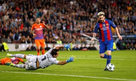 Penyerang Barcelona Lionel Messi saat membobol gawang Manchester City yang dijaga Claudio Bravo.