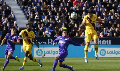 Penyerang Barcelona Luis Suarez (kanan) mencetak gol ke gawang Leganes.