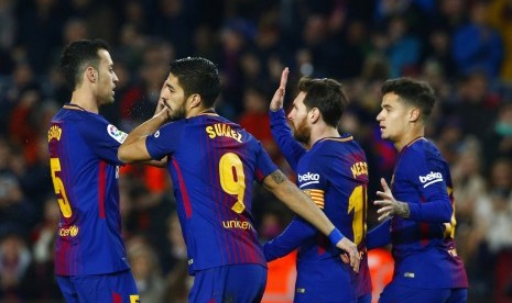 Penyerang Barcelona Luis Suarez (kedua kiri) merayakan gol ke gawang Girona bersama rekan-rekannya.