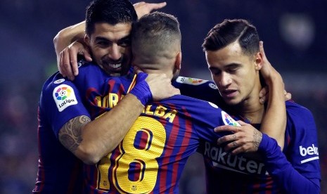 Penyerang Barcelona Luis Suarez (kiri) merayakan gol dengan rekan setimnya, Philippe Coutinho (kanan), dan Jordi Alba (tengah). 