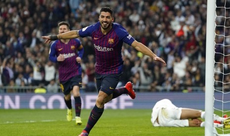 Penyerang Barcelona Luis Suarez merayakan gol ke gawang Real Madrid.