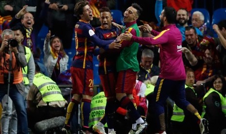 Penyerang Barcelona, Neymar (tengah) merayakan kegembiraan setelah mencetak gol di ajang final Cop del Rey menghadapi Sevilla di Vicente Calderon Stadium, Madrid, (22/5) waktu setempat. 