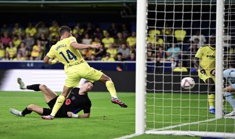 Penyerang Barcelona Robert Lewandowski (bawah) menjebol gawang Villarreal dalam pertandingan sepak bola La Liga SpanyolSpanyol ??di Estadio de la Ceramica, Villareal, Ahad (22/9/2024) malam WIB. Barcelona menang telak 5-1.