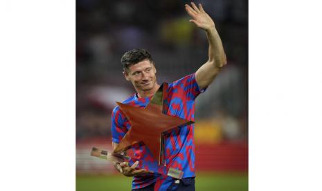 Penyerang Barcelona Robert Lewandowski bersama trofi man of the match dalam pertandingan Joan Gamper Trophy.