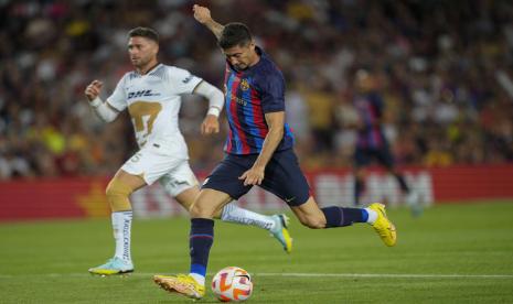 Penyerang Barcelona Robert Lewandowski (kanan) beraksi pada laga Joan Gamper Trophy melawan Pumas UNAM.