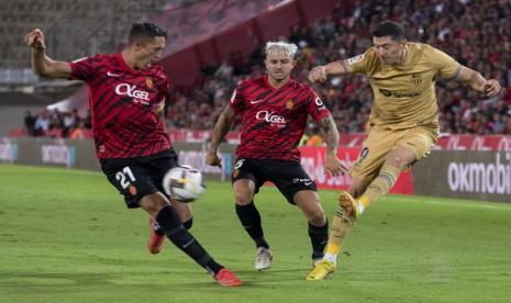 Penyerang Barcelona Robert Lewandowski (kanan) saat menghadapi Mallorca di La Liga Spanyol. Gol Lewandowski membawa Barcelona mengalahkan Mallorca 1-0.