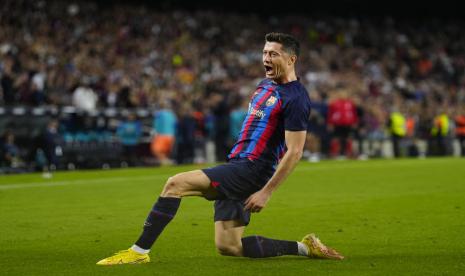 Penyerang Barcelona Robert Lewandowski merayakan gol ke gawang Villarreal dalam lanjutan La Liga Spanyol, Jumat (21/10/2022) dini hari WIB.