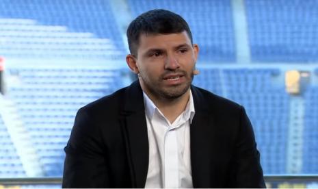 Penyerang Barcelona Serigo Aguero saat mengumumkan pensiun dari sepak bola pada Rabu (15/12). 