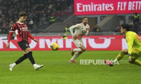 Penyerang baru AC Milan Joao Felix mencetak gol ke gawang AS Roma dalam pertandingan Copa Italia.