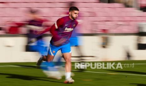  Penyerang baru FC Barcelona Ferran Torres menghadiri sesi latihan tim di Camp Nou, Barcelona.