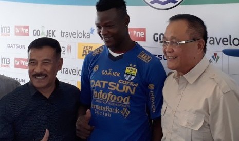 Penyerang baru Persib Ezechiel N'Duoassel (tengah) bersama Komisaris Utama Persib Bandung Zainuri Hasyim (kanan) dan manajer Umuh Muchtar.