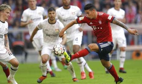 Penyerang Bayern Muenchen James Rodriguez (kanan) melepaskan tendangan ke gawang Bayer Leverkusen.