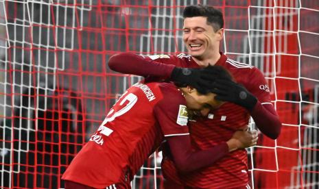 Penyerang Bayern Muenchen Robert Lewandowski (kanan) dalam laga kontra Eintracht Frankfurt di Bundesliga. merayakan golnya ke gawang Wolfsburg dalam lanjutan Bundesiga Jerman. Muenchen menang 4-0.