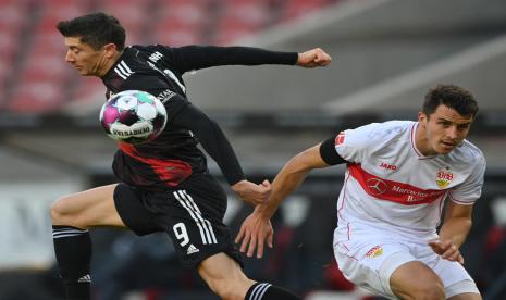 Penyerang Bayern Muenchen Robert Lewandowski (kiri) dalam laga kontra Eintracht Frankfurt di Bundesliga.