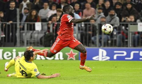 Penyerang Bayern Muenchen Sadio Mane dihadang pemain Inter Milan Matteo Darmian dalam laga 