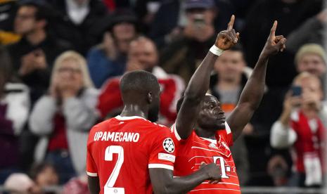 Penyerang Bayern Muenchen Sadio Mane (kanan) merayakan golnya ke gawang Viktoria Plzen dalam lanjutan Liga Champions di Allianz Arena, Rabu (5/10/2022) dini hari WIB.