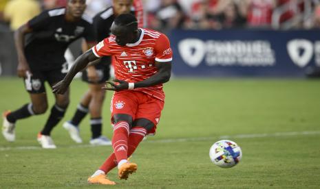  Penyerang Bayern Munchen Sadio Mane mencetak gol melalui tendangan penalti pada babak pertama pertandingan persahabatan tim melawan D.C. United, Rabu, 20 Juli 2022, di Washington. 