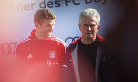 Penyerang Bayern Muenchen Thomas Mueller (kiri) dan pelatih Jupp Heynckes.